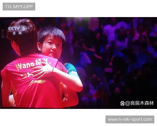 世界冠军与粉丝合影表情太甜：见证那一刻的温暖与感动